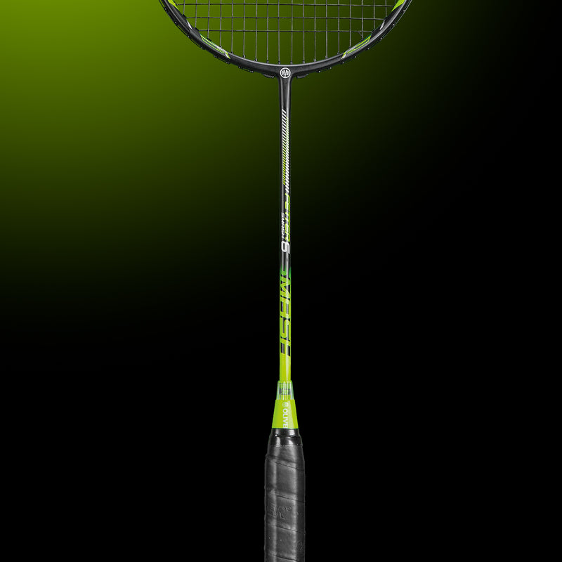Oliver Badmintonschläger Modell Fetter Smash 6, schwarzer Schläger mit grünem Design und schwarzem Griff vor einem dunklen grünen Hintergrund