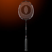 Oliver Badmintonschläger Modell Flexter PC, schwarzer Schläger mit silbernem und braunem Design und schwarzem Griff vor einem dunklen braunen Hintergrund