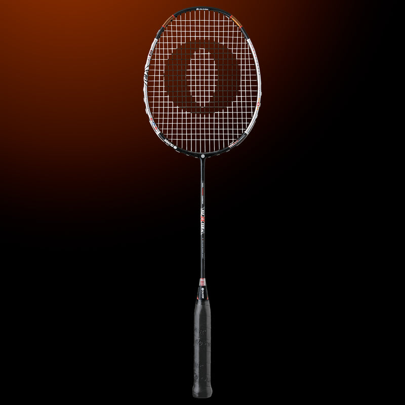 Oliver Badmintonschläger Modell Flexter PC, schwarzer Schläger mit silbernem und braunem Design und schwarzem Griff vor einem dunklen braunen Hintergrund