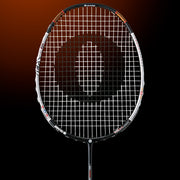 Oliver Badmintonschläger Modell Flexter PC, schwarzer Schläger mit silbernem und braunem Design vor einem dunklen braunen Hintergrund