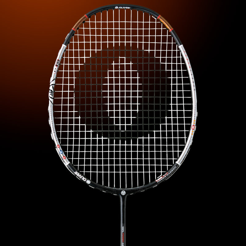 Oliver Badmintonschläger Modell Flexter PC, schwarzer Schläger mit silbernem und braunem Design vor einem dunklen braunen Hintergrund