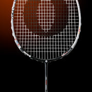 Oliver Badmintonschläger Modell Flexter PC, schwarzer Schläger mit silbernem und braunem Design vor einem dunklen braunen Hintergrund