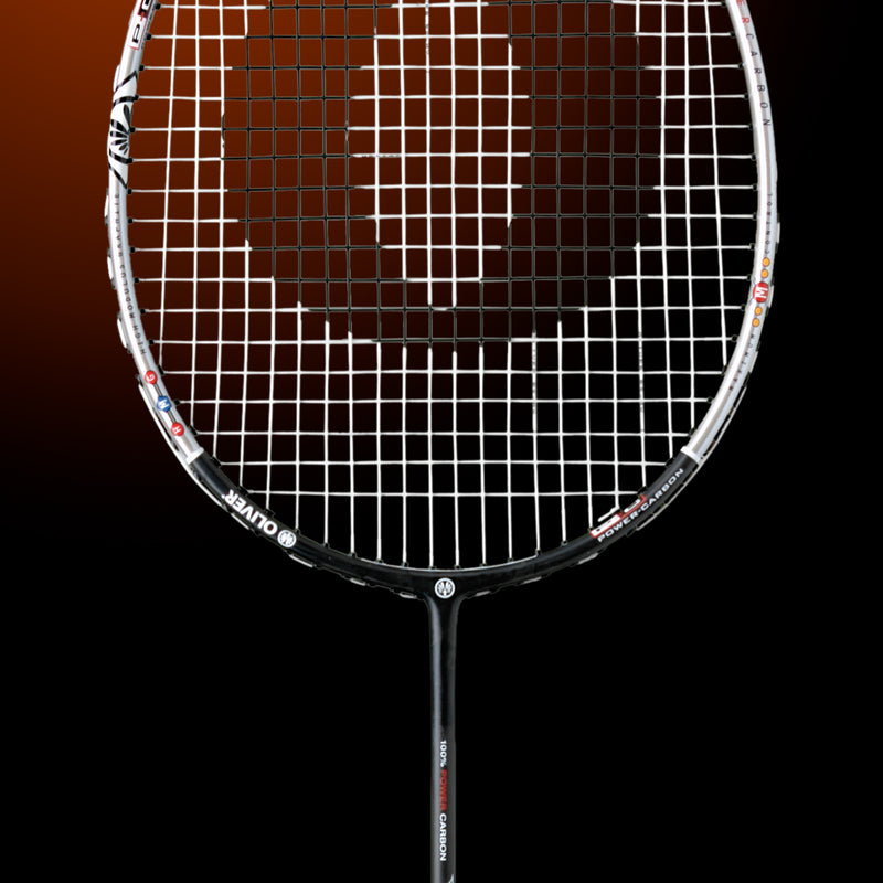 Oliver Badmintonschläger Modell Flexter PC, schwarzer Schläger mit silbernem und braunem Design vor einem dunklen braunen Hintergrund