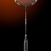 Oliver Badmintonschläger Modell Flexter PC, schwarzer Schläger mit silbernem und braunem Design und schwarzem Griff vor einem dunklen braunen Hintergrund