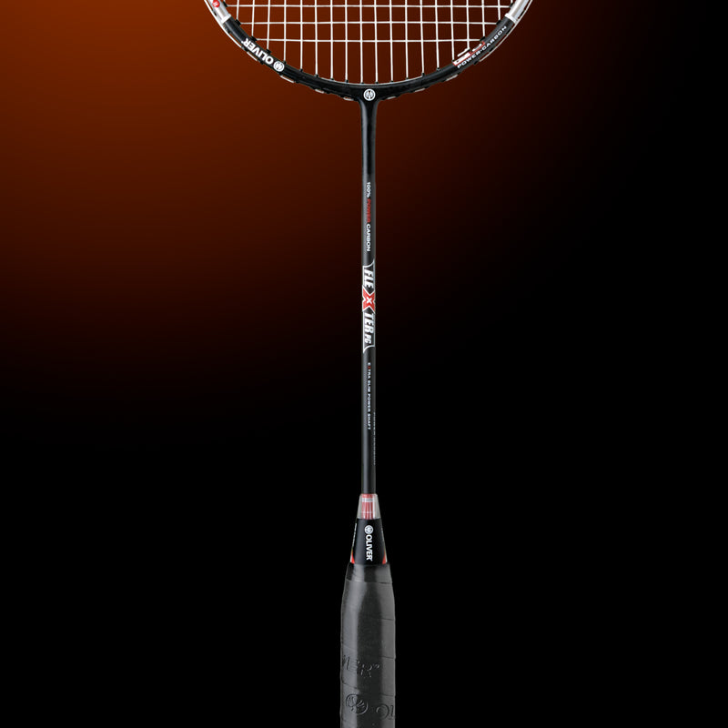 Oliver Badmintonschläger Modell Flexter PC, schwarzer Schläger mit silbernem und braunem Design und schwarzem Griff vor einem dunklen braunen Hintergrund