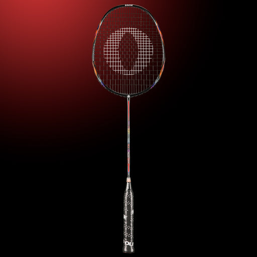 Oliver Badmintonschläger Modell Microtec 10, schwarzer Schläger mit rot-blauem Design und schwarzem Griff vor einem dunklen roten Hintergrund