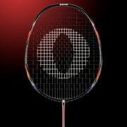 Oliver Badmintonschläger Modell Microtec 10, schwarzer Schläger mit rot-blauem Design vor einem dunklen roten Hintergrund