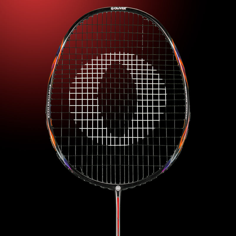 Oliver Badmintonschläger Modell Microtec 10, schwarzer Schläger mit rot-blauem Design vor einem dunklen roten Hintergrund