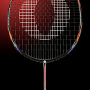 Oliver Badmintonschläger Modell Microtec 10, schwarzer Schläger mit rot-blauem Design vor einem dunklen roten Hintergrund