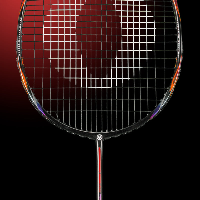 Oliver Badmintonschläger Modell Microtec 10, schwarzer Schläger mit rot-blauem Design vor einem dunklen roten Hintergrund