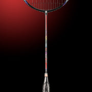 Oliver Badmintonschläger Modell Microtec 10, schwarzer Schläger mit rot-blauem Design und schwarzem Griff vor einem dunklen roten Hintergrund