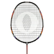 Oliver Badmintonschläger Modell Microtec 10, schwarzer Schläger mit rot-blauem Design vor einem weißen Hintergrund