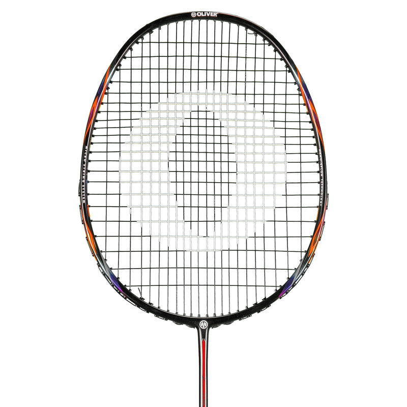 Oliver Badmintonschläger Modell Microtec 10, schwarzer Schläger mit rot-blauem Design vor einem weißen Hintergrund