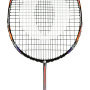 Oliver Badmintonschläger Modell Microtec 10, schwarzer Schläger mit rot-blauem Design vor einem weißen Hintergrund
