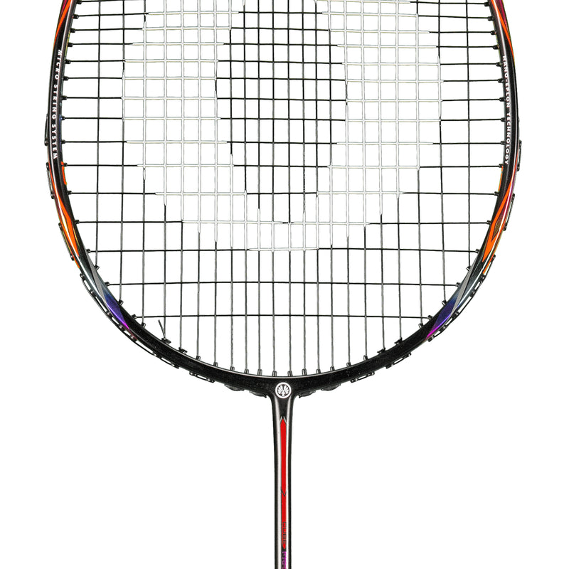 Oliver Badmintonschläger Modell Microtec 10, schwarzer Schläger mit rot-blauem Design vor einem weißen Hintergrund