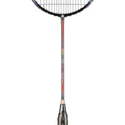 Oliver Badmintonschläger Modell Microtec 10, schwarzer Schläger mit rot-blauem Design und schwarzem Griff vor einem weißen Hintergrund