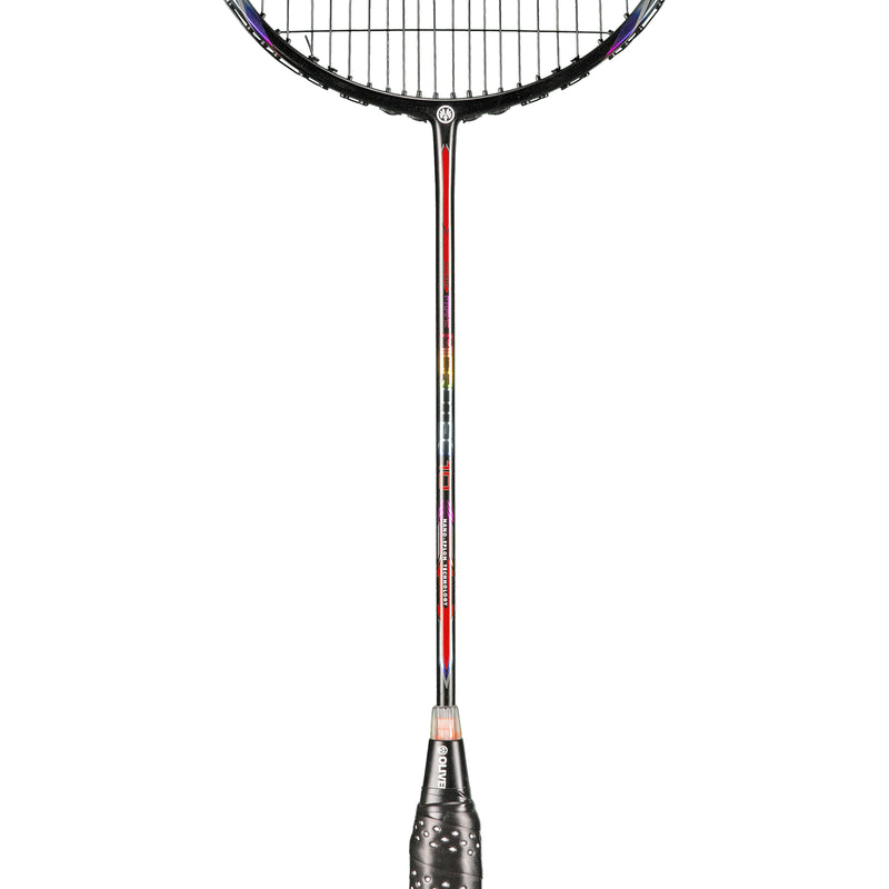Oliver Badmintonschläger Modell Microtec 10, schwarzer Schläger mit rot-blauem Design und schwarzem Griff vor einem weißen Hintergrund