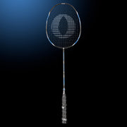 Oliver Badmintonschläger Modell Microtec 12, blau-schwarzer Schläger mit schwarzem Griff vor einem dunklen Hintergrund