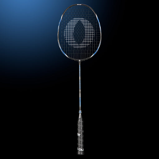 Oliver Badmintonschläger Modell Microtec 12, blau-schwarzer Schläger mit schwarzem Griff vor einem dunklen Hintergrund