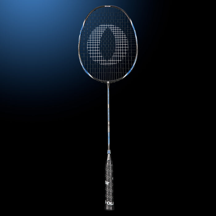 Oliver Badmintonschläger Modell Microtec 12, blau-schwarzer Schläger mit schwarzem Griff vor einem dunklen Hintergrund