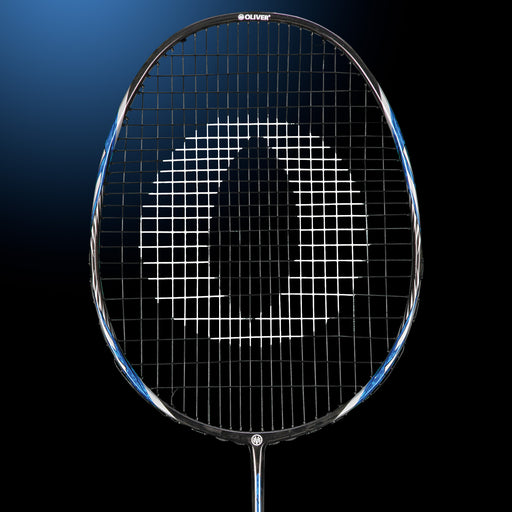 Oliver Badmintonschläger Modell Microtec 12, blau-schwarzer Schlägerkopf vor einem dunklen Hintergrund