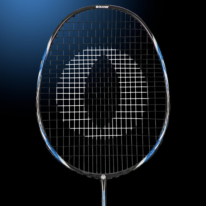 Oliver Badmintonschläger Modell Microtec 12, blau-schwarzer Schlägerkopf vor einem dunklen Hintergrund