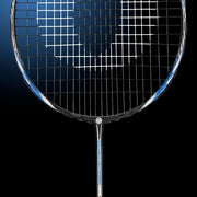 Oliver Badmintonschläger Modell Microtec 12, blau-schwarzer Schlägerkopf Ausschnitt vor einem dunklen Hintergrund