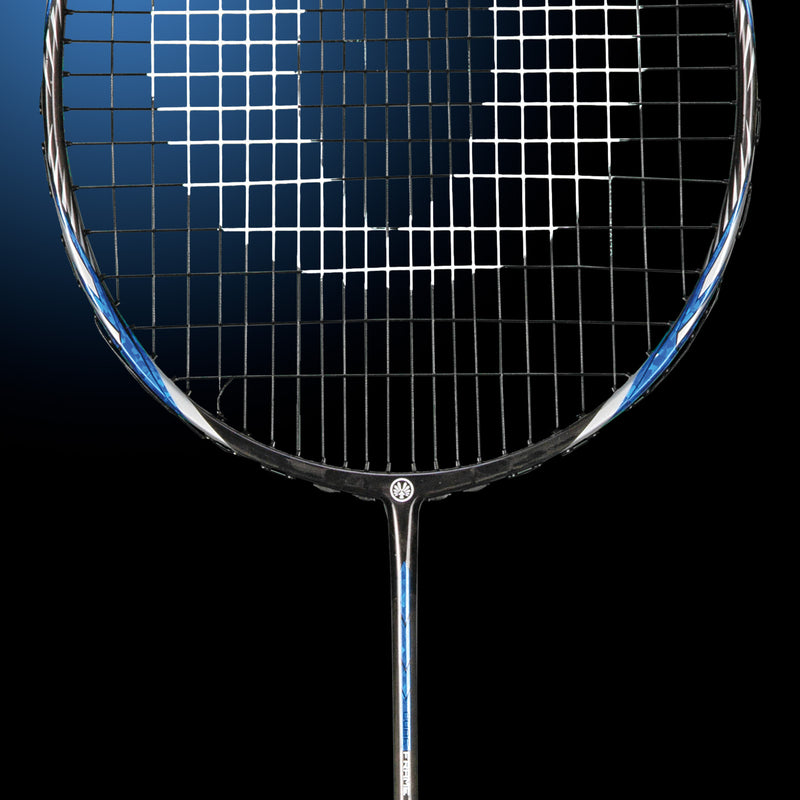 Oliver Badmintonschläger Modell Microtec 12, blau-schwarzer Schlägerkopf Ausschnitt vor einem dunklen Hintergrund