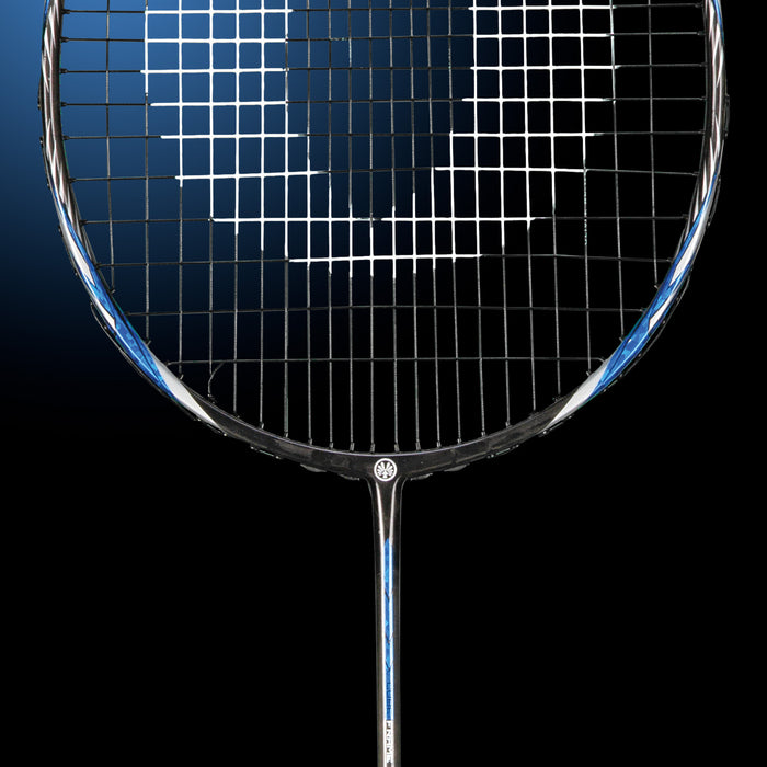 Oliver Badmintonschläger Modell Microtec 12, blau-schwarzer Schlägerkopf Ausschnitt vor einem dunklen Hintergrund