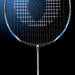 Oliver Badmintonschläger Modell Microtec 12, blau-schwarzer Schlägerkopf Ausschnitt vor einem dunklen Hintergrund