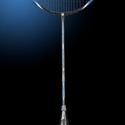 Oliver Badmintonschläger Modell Microtec 12, blau-schwarzer Schaft vor einem dunklen Hintergrund