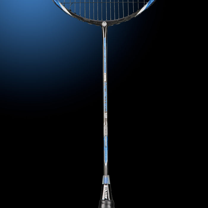 Oliver Badmintonschläger Modell Microtec 12, blau-schwarzer Schaft vor einem dunklen Hintergrund