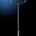 Oliver Badmintonschläger Modell Microtec 12, blau-schwarzer Schaft vor einem dunklen Hintergrund