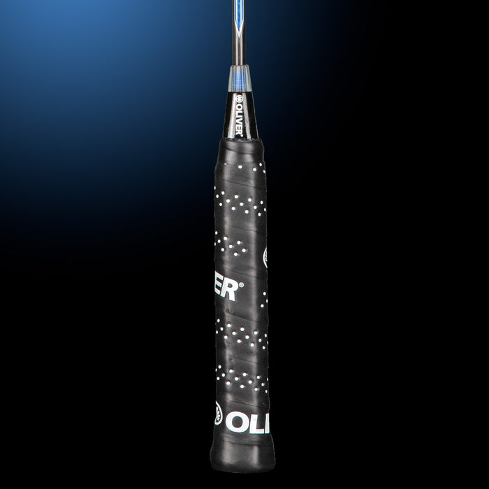 Oliver Badmintonschläger Modell Microtec 12, blau-schwarzer Schaft mit schwarzem Griff vor einem dunklen Hintergrund