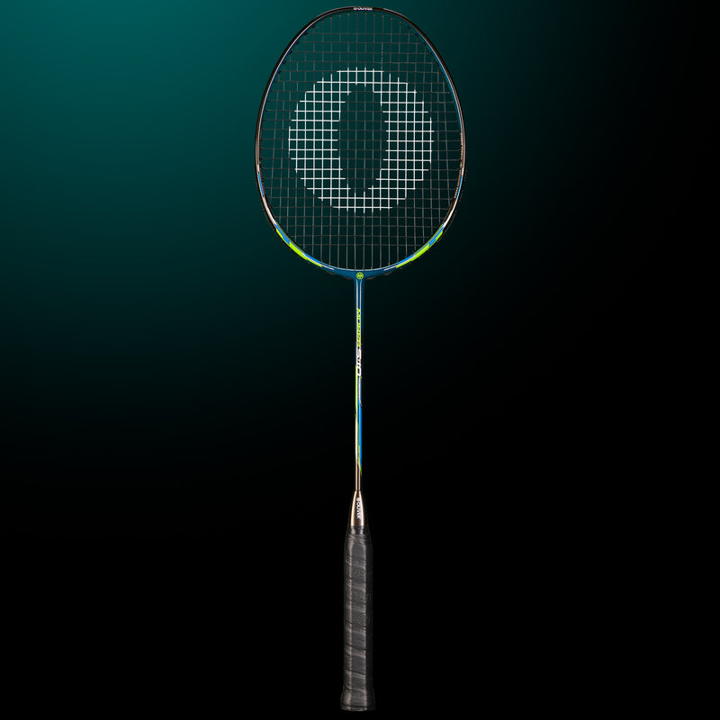 Oliver Badmintonschläger Modell Morph S10, blau-grüner Schläger mit schwarzem Griff vor einem dunklen blauen Hintergrund