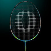 Oliver Badmintonschläger Modell Morph S10, blau-grüner Schläger vor einem dunklen blauen Hintergrund