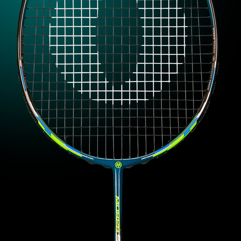 Oliver Badmintonschläger Modell Morph S10, blau-grüner Schläger vor einem dunklen blauen Hintergrund