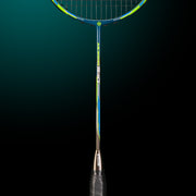 Oliver Badmintonschläger Modell Morph S10, blau-grüner Schläger mit schwarzem Griff vor einem dunklen blauen Hintergrund