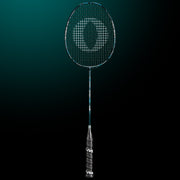Oliver Badmintonschläger Modell Omex 710, schwarzer Schläger mit blauem Design und schwarzem Griff vor einem dunklen blauen Hintergrund