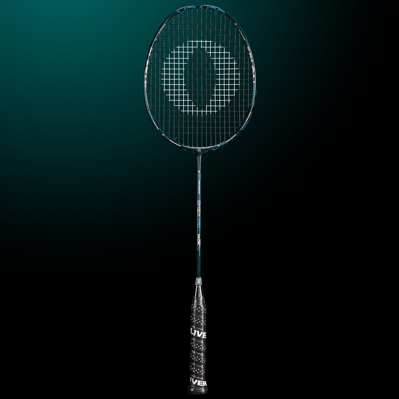 Oliver Badmintonschläger Modell Omex 710, schwarzer Schläger mit blauem Design und schwarzem Griff vor einem dunklen blauen Hintergrund