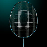 Oliver Badmintonschläger Modell Omex 710, schwarzer Schläger mit blauem Design vor einem dunklen blauen Hintergrund