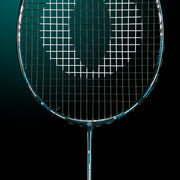 Oliver Badmintonschläger Modell Omex 710, schwarzer Schläger mit blauem Design vor einem dunklen blauen Hintergrund
