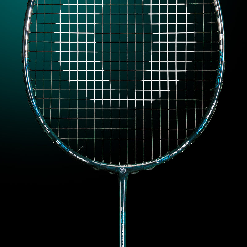 Oliver Badmintonschläger Modell Omex 710, schwarzer Schläger mit blauem Design vor einem dunklen blauen Hintergrund