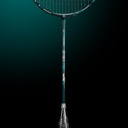 Oliver Badmintonschläger Modell Omex 710, schwarzer Schläger mit blauem Design und schwarzem Griff vor einem dunklen blauen Hintergrund