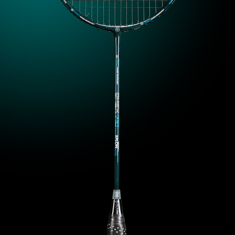 Oliver Badmintonschläger Modell Omex 710, schwarzer Schläger mit blauem Design und schwarzem Griff vor einem dunklen blauen Hintergrund