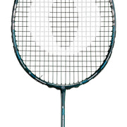Oliver Badmintonschläger Modell Omex 710, schwarzer Schläger mit blauem Design vor einem weißen Hintergrund