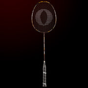 Oliver Badmintonschläger Modell Omex 910, schwarzer Schläger mit goldenem Design und schwarzem Griff vor einem dunklen Hintergrund