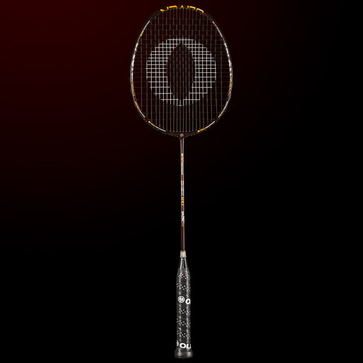 Oliver Badmintonschläger Modell Omex 910, schwarzer Schläger mit goldenem Design und schwarzem Griff vor einem dunklen Hintergrund