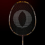 Oliver Badmintonschläger Modell Omex 910, schwarzer Schläger mit goldenem Design vor einem dunklen Hintergrund