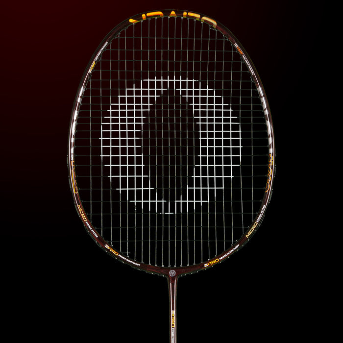 Oliver Badmintonschläger Modell Omex 910, schwarzer Schläger mit goldenem Design vor einem dunklen Hintergrund
